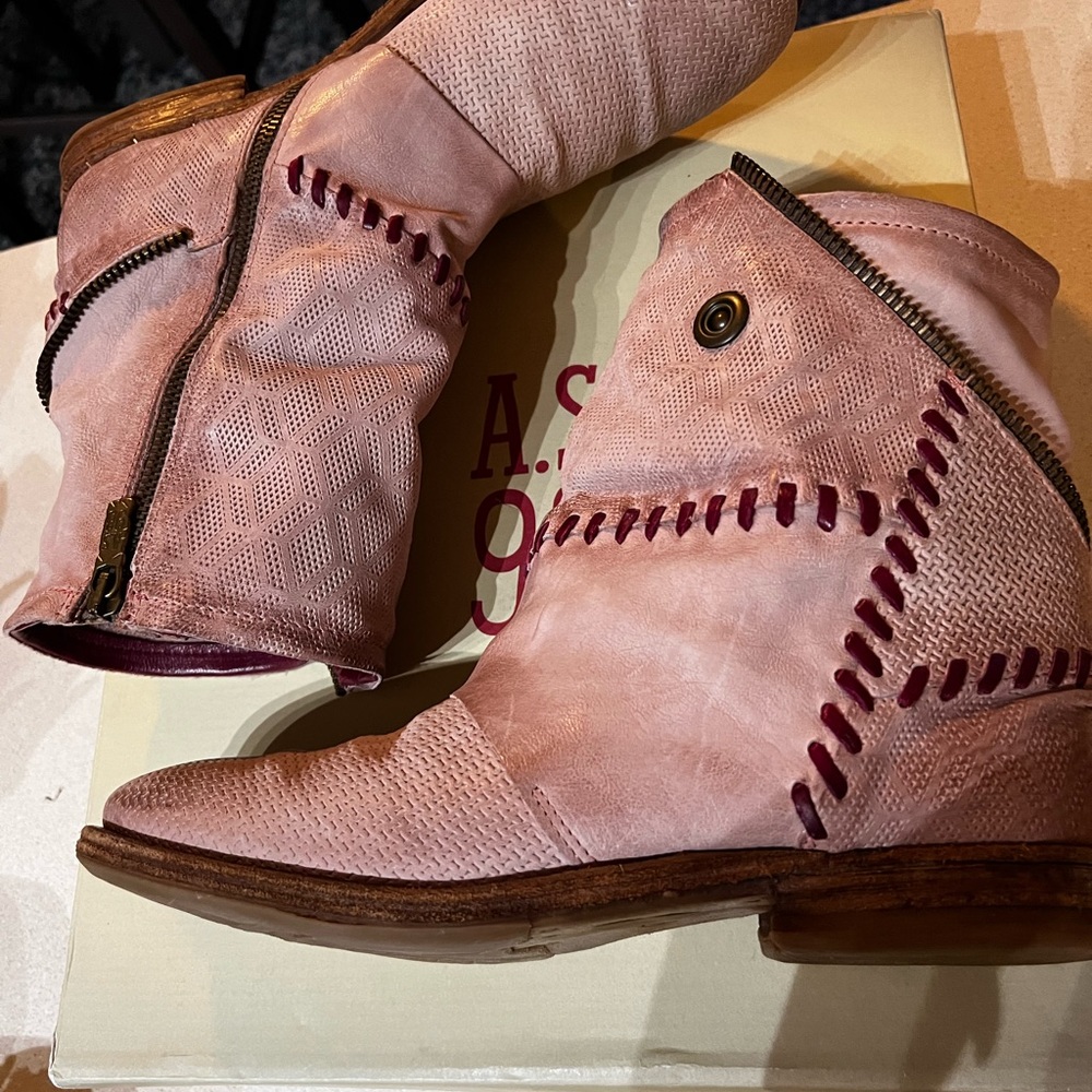 🚨SOLD🚨A.S. 98 blush/ grunge color slouchy boot.